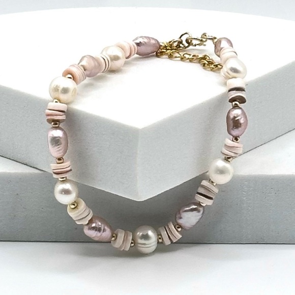 Blush coloured pearl nugget bracelet with gold beads and Natural Shell. - Picture 5 of 8
